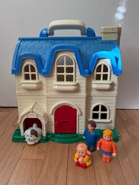 1999 Redbox Folding Carry Dollhouse
#22307, With Family: Mom, Dad, Baby, Dog